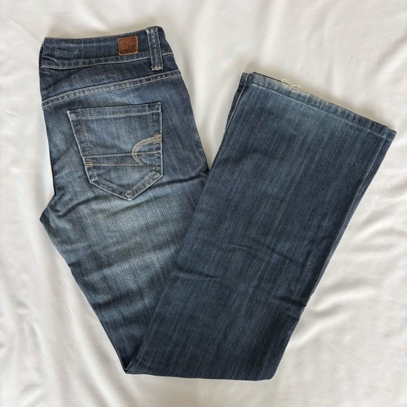 AE “Favorite Boyfriend” jeans (size 2, short) - Picture 3 of 6